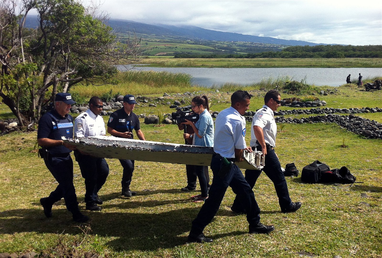 去年印度洋法属留尼汪岛民众发现一块飞机残骸，此事引发国际舆论高度关注。