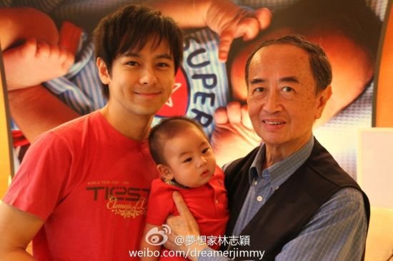 林志颖爸爸抱着小Kimi的旧照。
