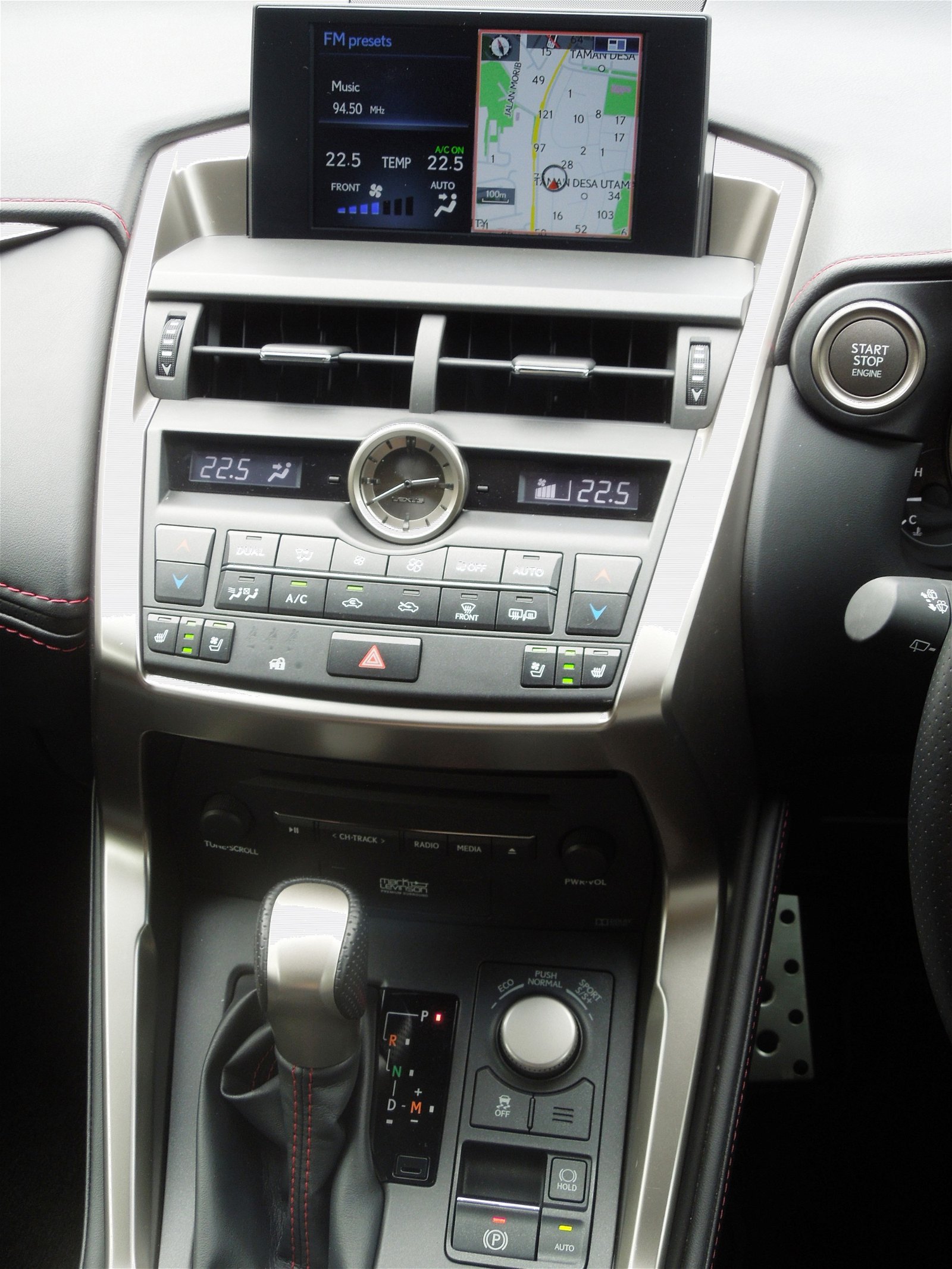 Lexus NX 200T内部维持了凌志一贯的现代化和齐全设施，包括了多功能的仪表板和中控台。