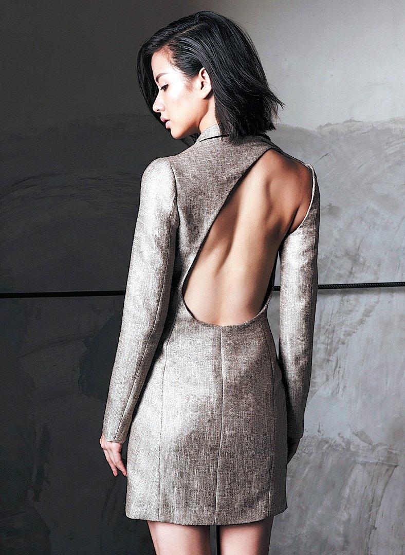 设计中融入特殊剪裁和展现女性身材曲线的轮廓，是Brian Khoo最擅长的“伎俩”。