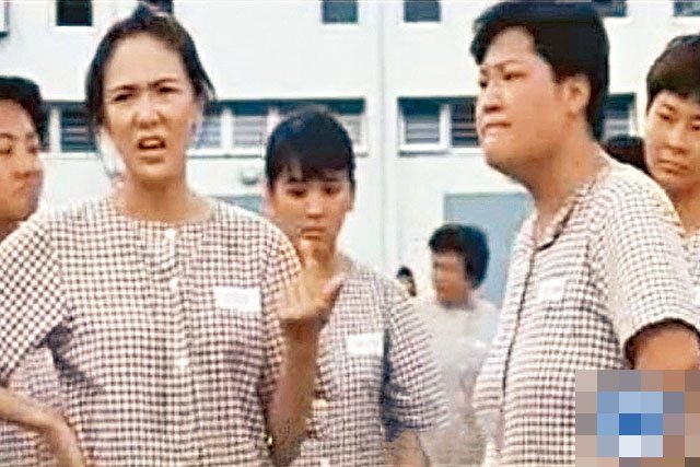 鲁芬（右）在曾志伟的牵线下，进入香港影坛，在《女子监狱》中演出的“山东婆”角色令人印象深刻。（图取自互联网）