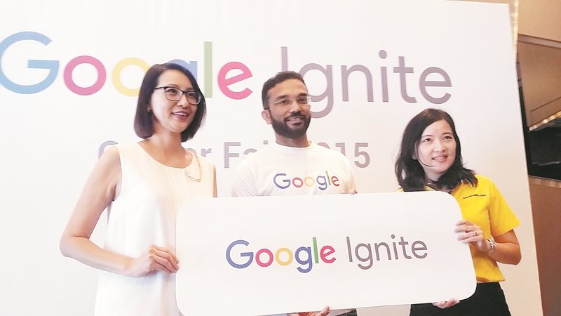 Google Ignite尝试通过在大学院校与线上教学，让大专生们学习数码行销技能。左起为马来西亚广告商协会代表黄淑娟；马来西亚、越南暨菲律宾谷歌区域总监萨吉；及Jobstreet区域总监祝郁盈。