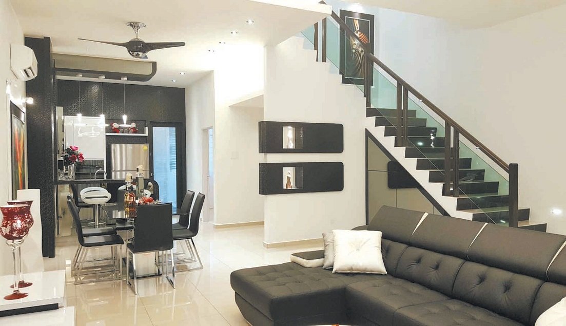 客厅的空间高度为15.5呎，比一般房屋高，更加宽敞和舒适。