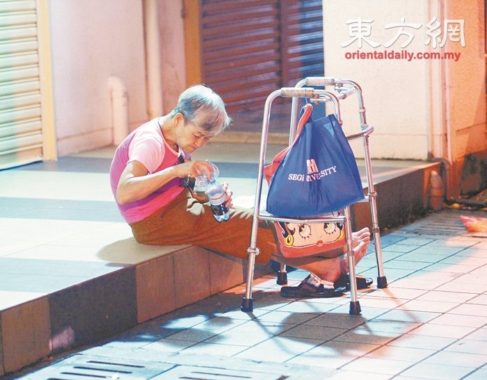独居老妇听闻吉隆坡市区天天都有饭吃，特地从蕉赖（Cheras）搭车到义工组织派送食物的定点，为的就是得到免费餐点。