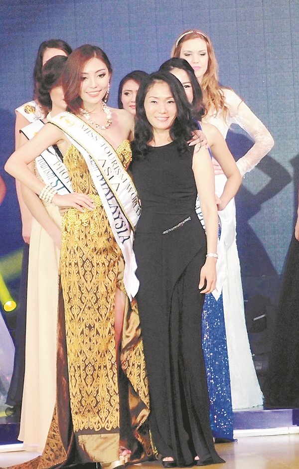 马来西亚旅游小姐吴湫琳（左）获评审选为亚洲旅游小姐。