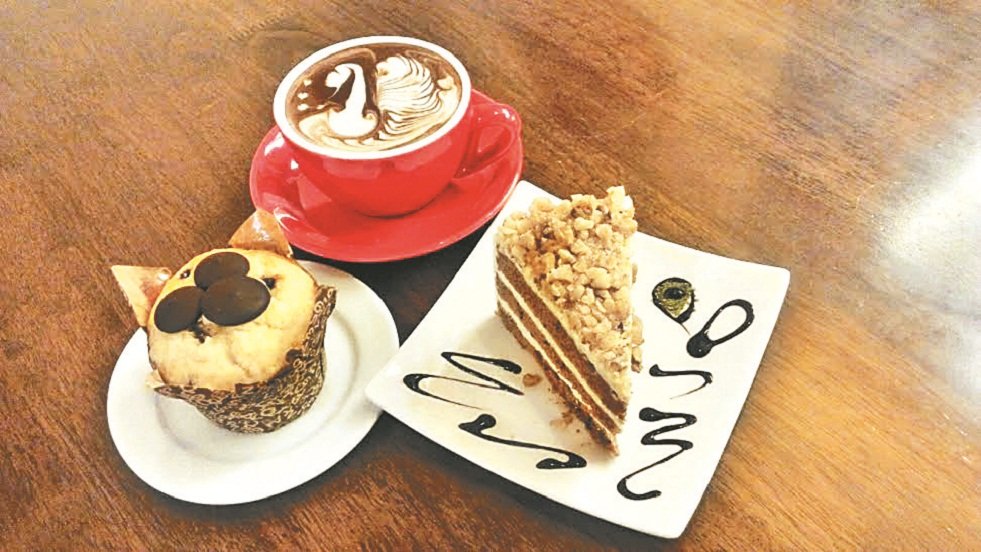 开创自己的事业后，吴得铭努力成为一名专业的冲泡咖啡师外，也研究制作更多甜点、美食供顾客选择。