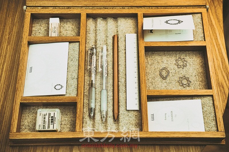 精致的文具盒来自日本著名品牌Muji无印良品，除了基本文具，里面还有精致的回形针和酒店的简单路线图。