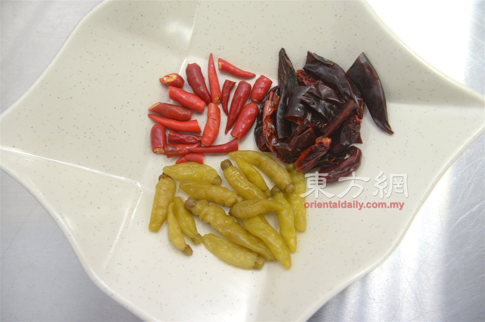 老板娘亲自腌制的泡椒、辣椒干及小辣椒，是重要的辣味来源。