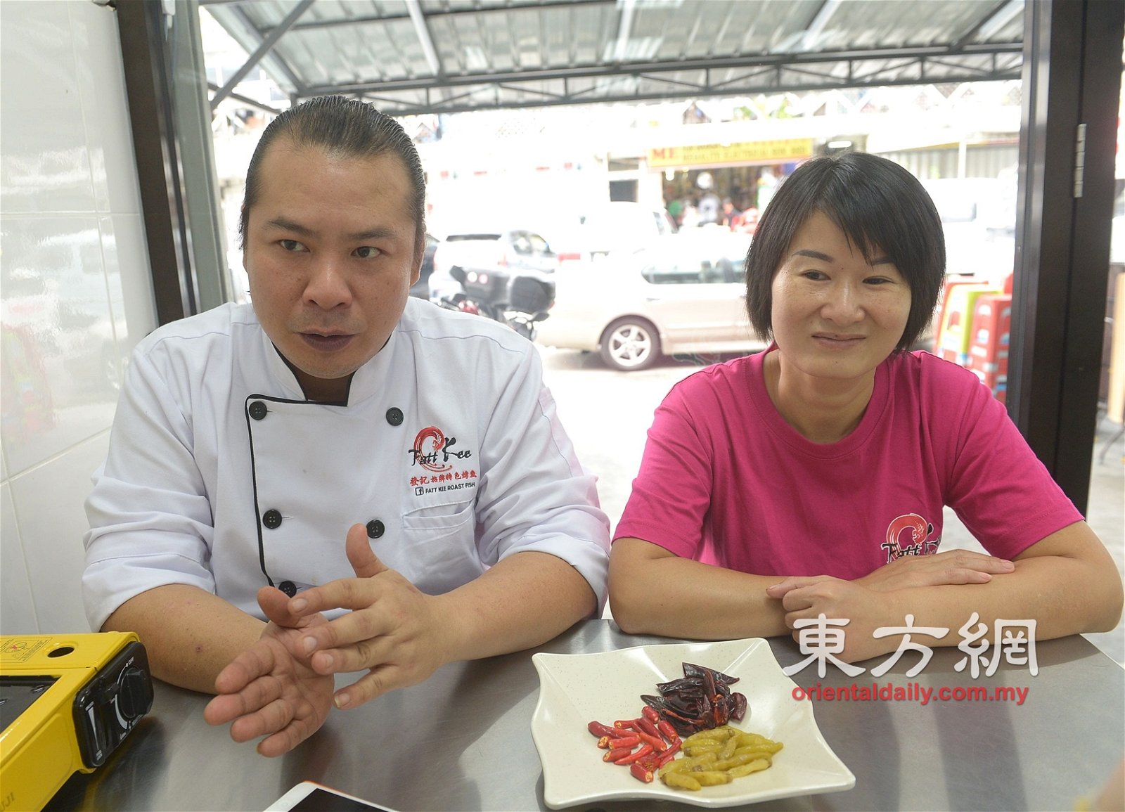 老板张顺发（左）与老板娘陈小华，一个负责厨房，一个负责楼面招呼客人，夫妻俩合作无间。