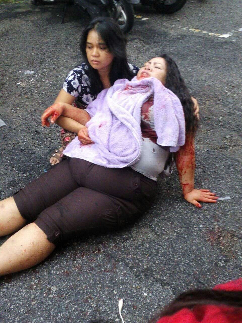 一名印尼籍妇女欲大声喝止劫匪在沙登和平村组屋干案时，反被劫匪刺伤后颈，当场血流如注。