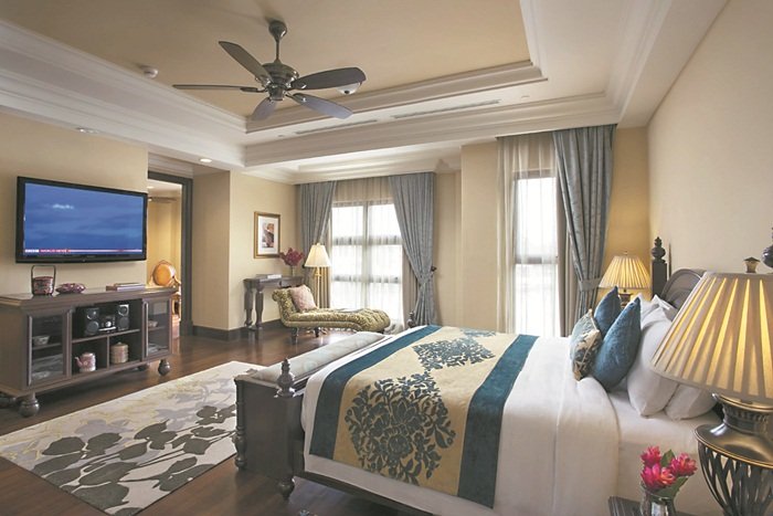 客房内的摆设及装修充满地中海温暖色调，让住客感受地中海风情。