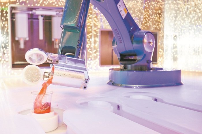 海上全机械酒吧（Bionic Bar）是世上首个采用机器人的酒吧。