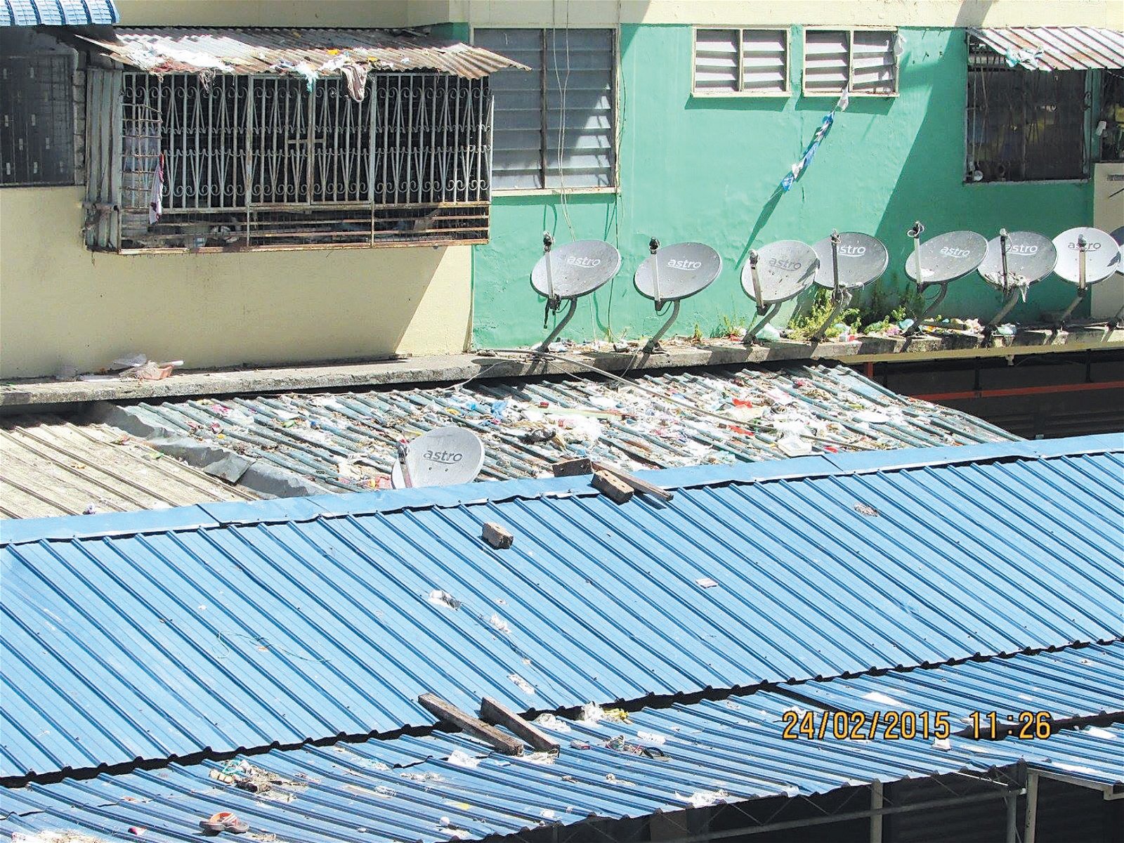 组屋外屋顶被居民乱丢垃圾造成卫生环境恶劣，惟管理层视而不见，受影响居民投诉无门。
