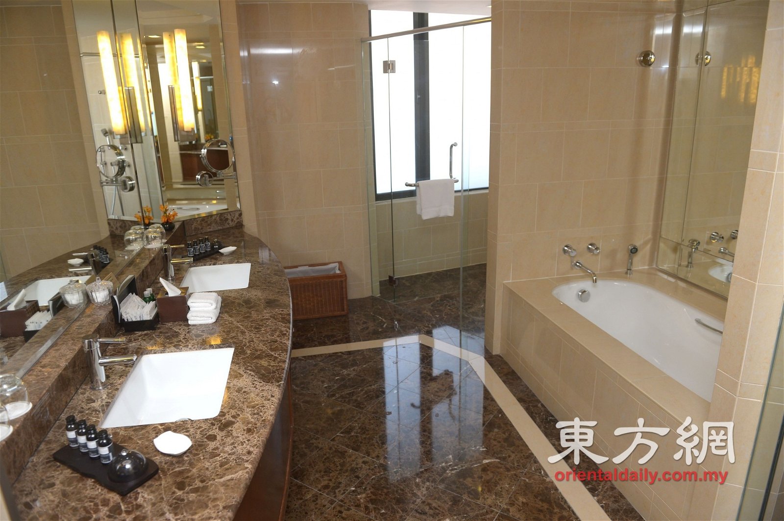 行政尊贵套房拥有各自独立的浴缸、浴室和厕所，让顾客有足够和舒适的空间享受沐浴时光。