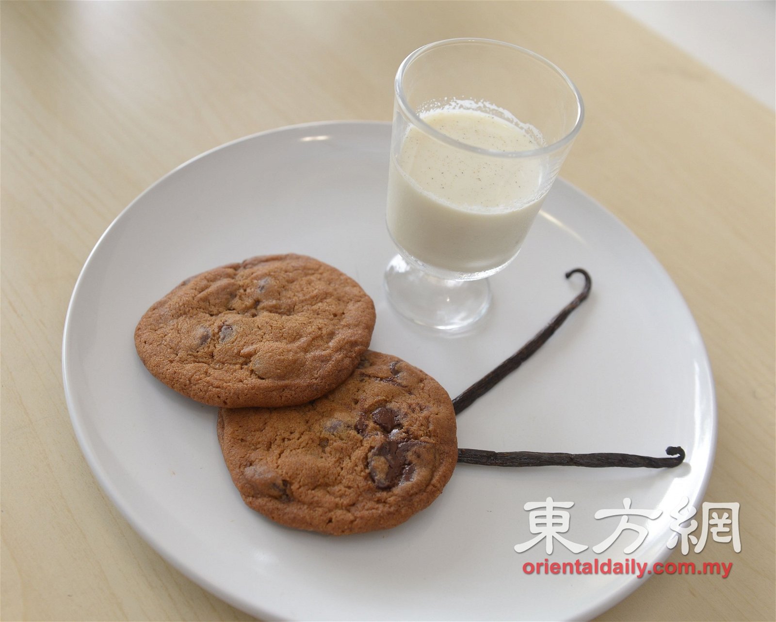 巧克力饼佐香草牛奶：浓郁的巧克力饼干蘸热香草牛奶，简单却好吃。