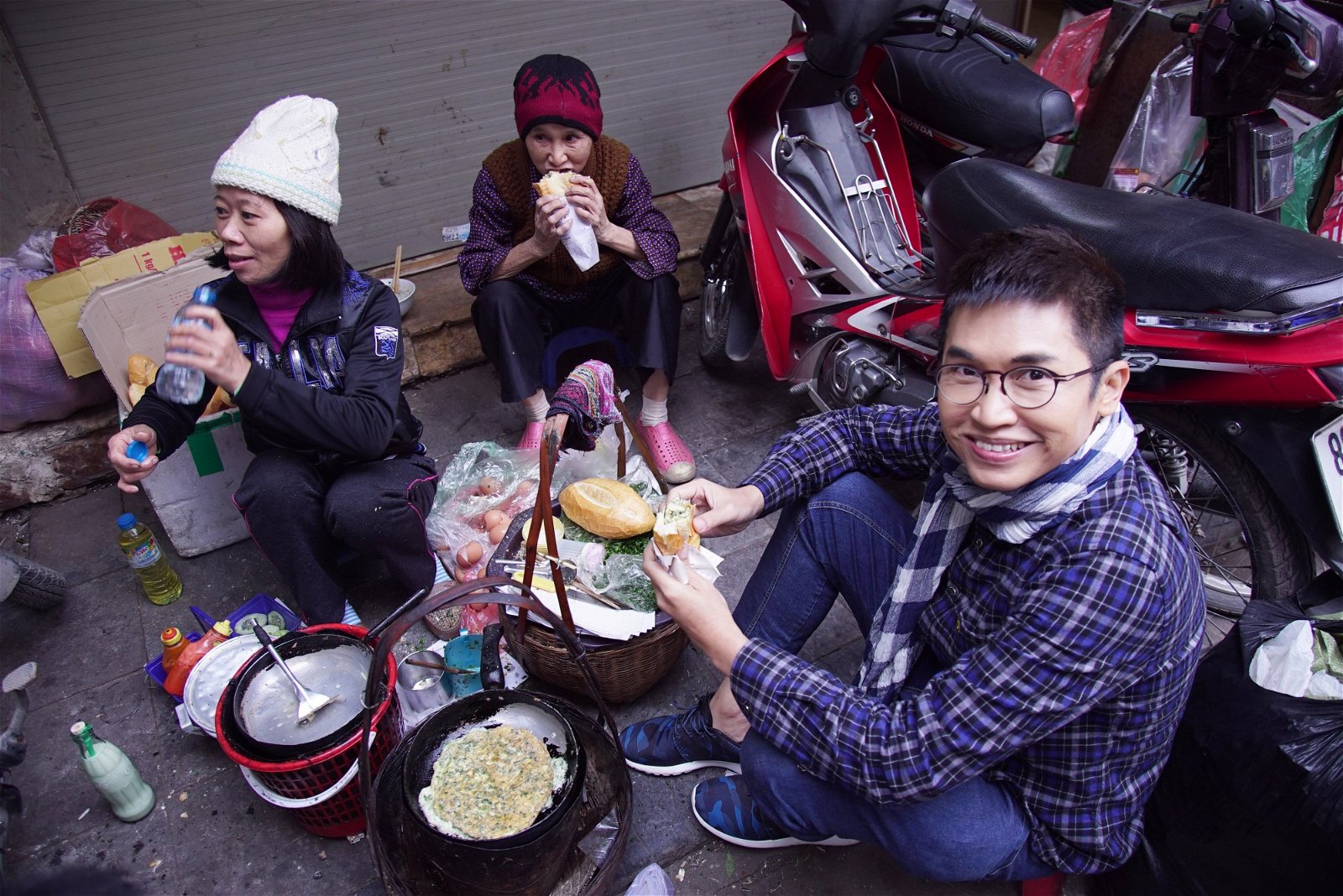 杨佳贤与摄制队一起蹲坐街头品尝道地Banh mi。Banh，是越南美食地图的大家族，举凡油条、煎饼、肠粉、粉食、面包、绿豆饼、包子，甚至粽子， 都能冠上Ba nh 字。行走在越南，若是清早时分，随处可见售卖越南法包Banh mi的档口。