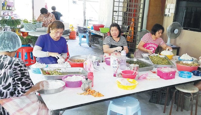 菜粄是河婆客家小吃，加拉巴沙威新村内的妇女受雇制作菜粄。