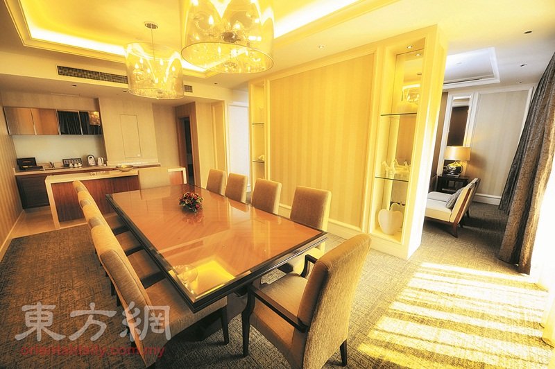 客厅的后面还有一个可容纳10人的宽敞餐桌，用餐以外还可成为会议桌。