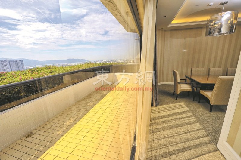 充满气派的大型落地窗安置在客厅和餐厅旁，只要拉开窗帘就可瞭望整片美景。
