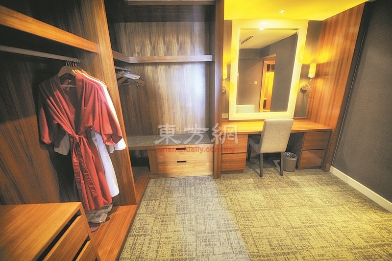 总统套房附属诺大的步入式衣柜除了可以挂衣服或做储存空间，里面还摆放书桌，这样的布局让宾客享受宁静的同时，也提供高效工作环境。