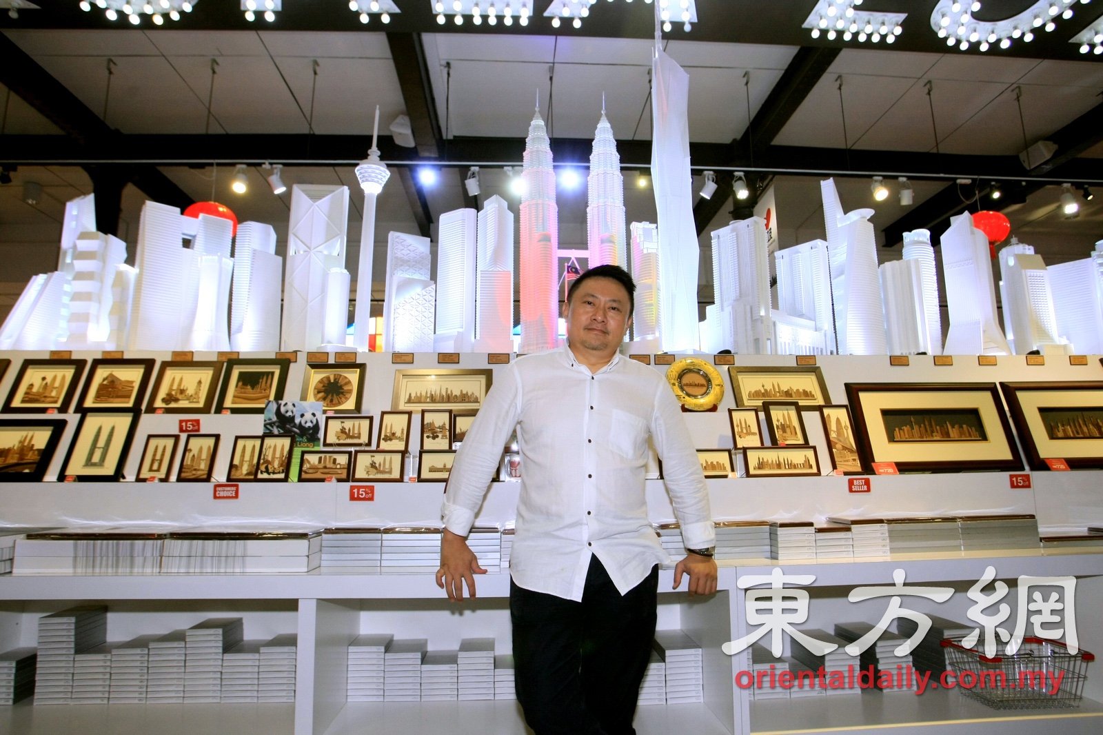 李运旗身后的城市轮廓雕塑（Skyline Sculpture）是艺廊的最新展品，2月22日由吉隆坡市长莫哈末阿敏推介。