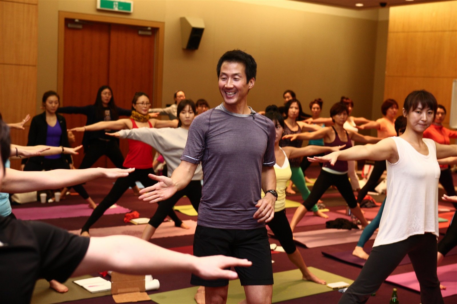 成为全职瑜伽导师及导师培训员后，David Kim到日本、韩国、瑞典、澳洲、希腊等多国授课，学生遍布各地。英国导演迈克艾普特（Michael Apted）和福斯动画（Fox Animation）总裁凡内莎莫里森（Vanessa Morrison）也是他的学生。