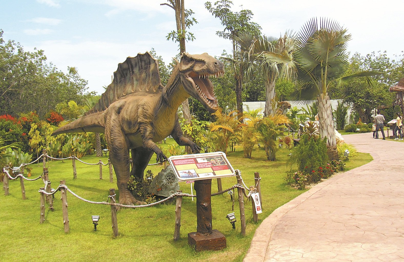 泰国丹诺恐龙园成为边境镇的新景点。