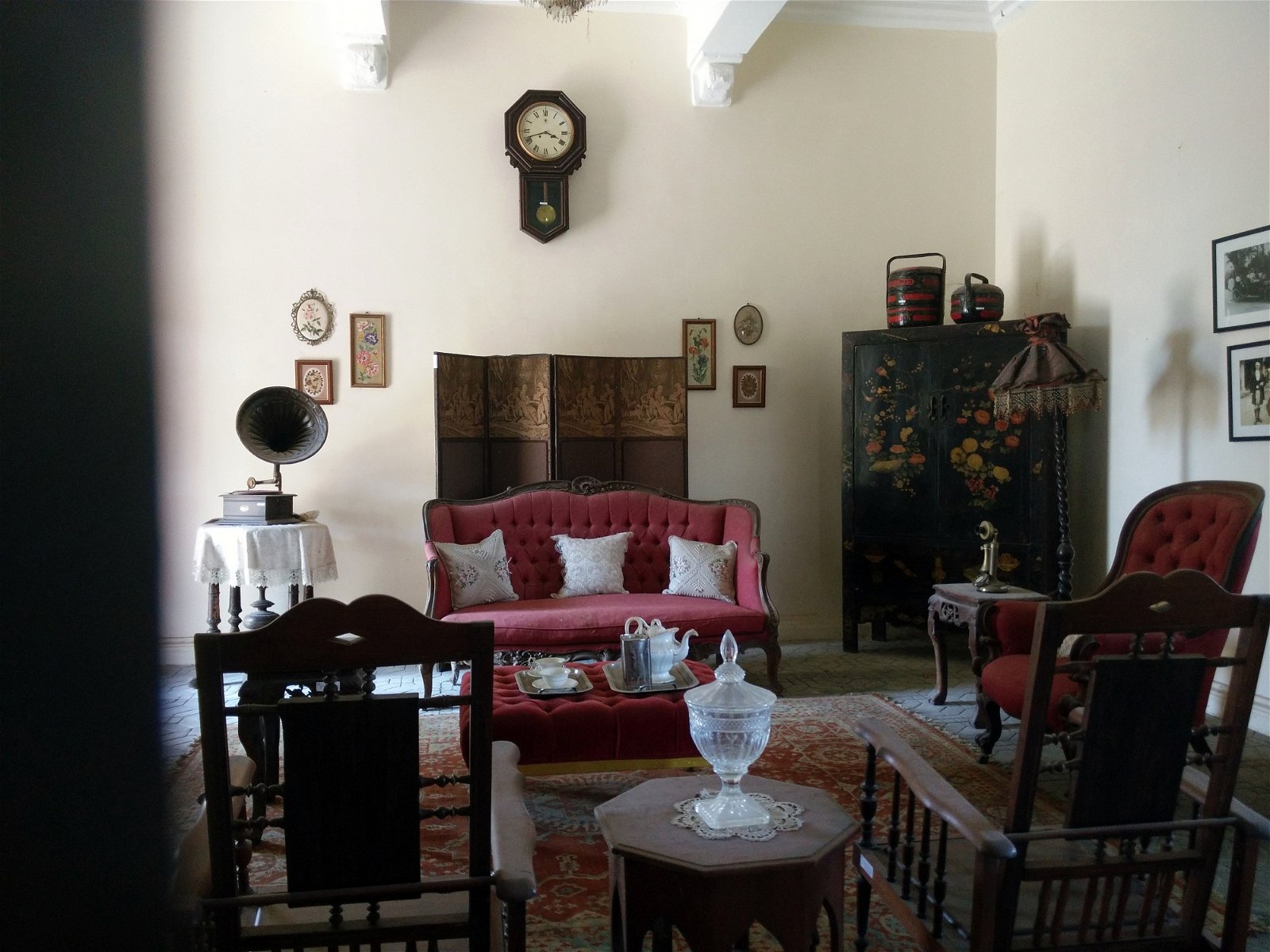 古堡内仅有一处放有霹雳州政府整顿后置放的家具，其他房间都维持空荡荡。