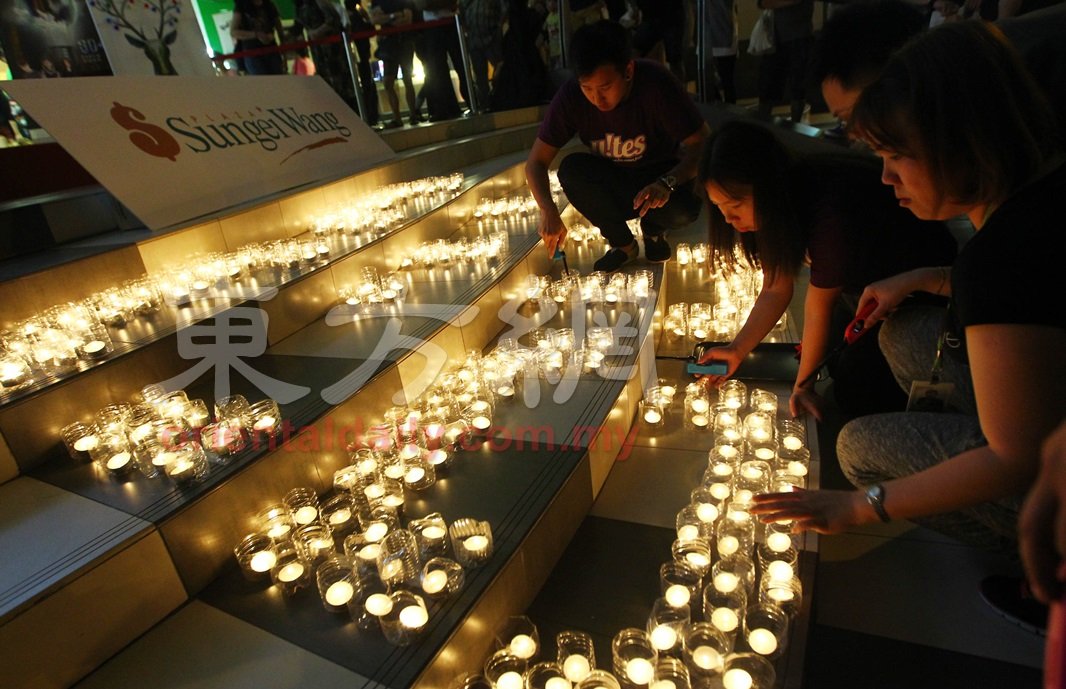 吉隆坡金河广场举办熄灯一小时活动。（摄影：张真甄）