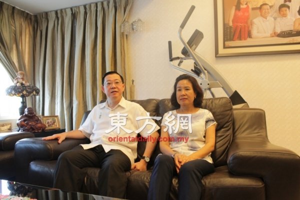 林冠英（左）与周玉清坐在私邸客厅的黑皮沙发上，让媒体拍照。