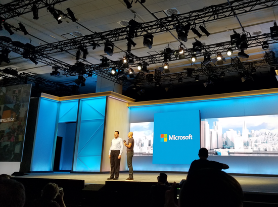 微软执行长纳德拉（右）与萨科一同出现在微软Build 2016开发者大会舞台中央。