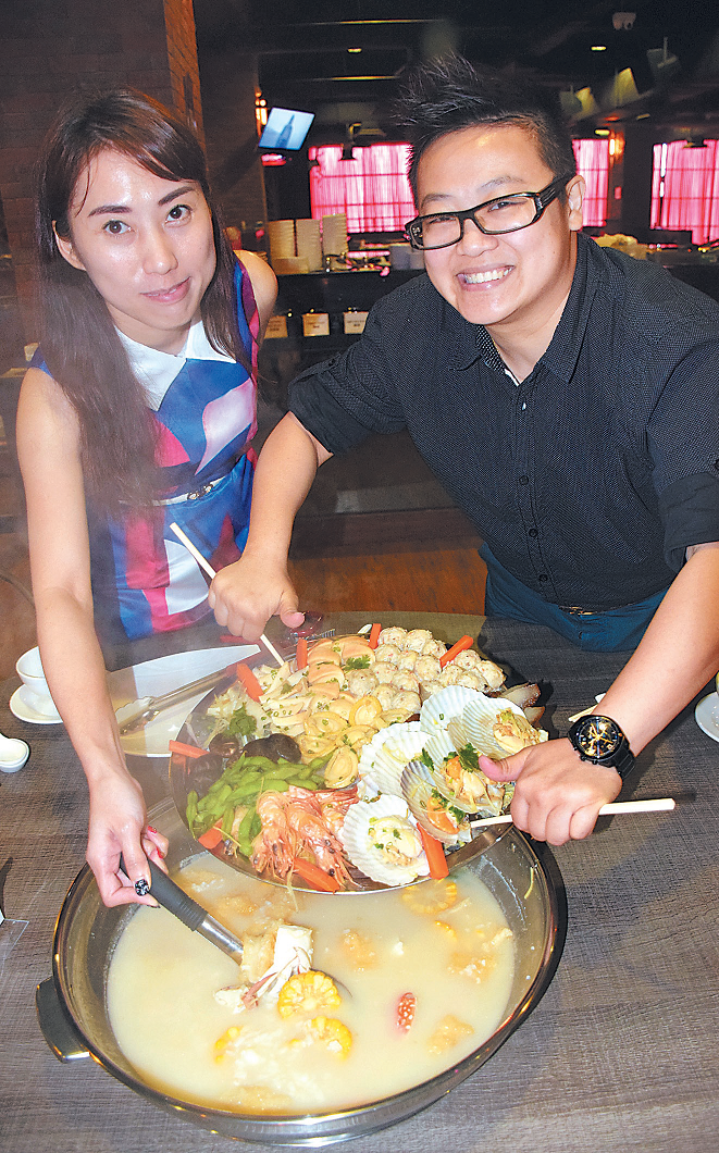 邱尤菁（左起）及邓名女夆表示，蒸馏锅上层布满海鲜等食材，而食物蒸熟后，精华都滴入底层的锅内，形成独一无二的特色粥。