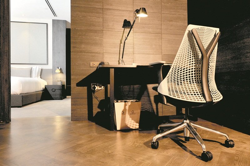 在右边就有书桌，而椅子就是HermanMiller设计师工作椅，除了有曲线的美感，还能完美地支撑背部，以达到美观与实用兼具。