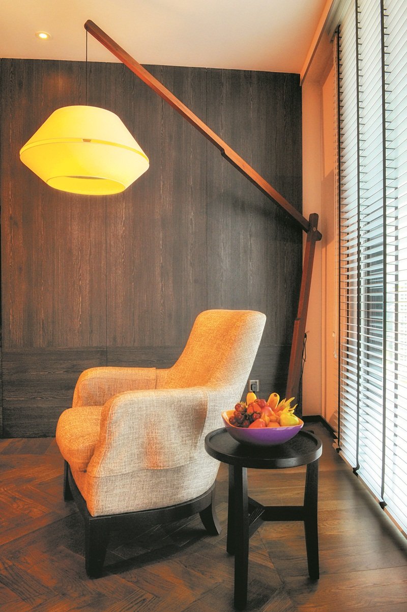在客厅还有一张意大利双人组建筑师Doriana及Massimiliano Fuksas设计的Molly沙发椅，一样是由名牌Baxter生产。