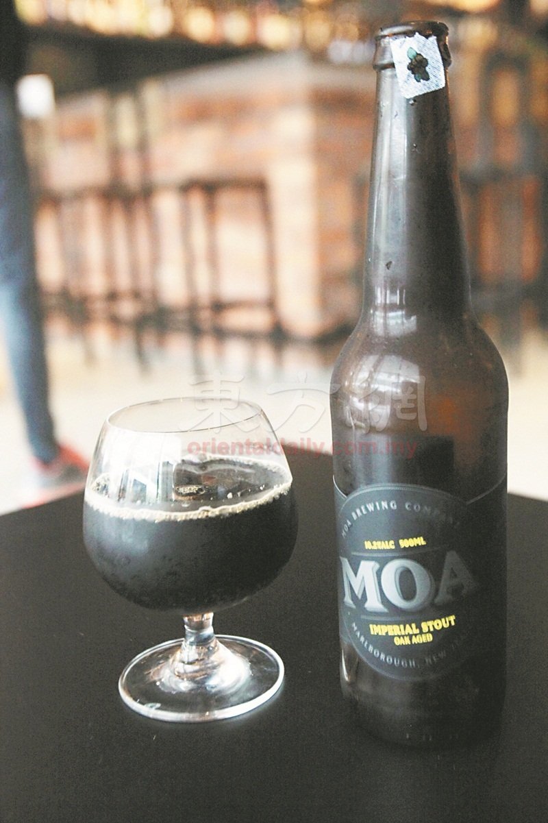 黑啤MOA IMPERIAL STOUT OAK AGED则带有浓烈的甜、咸、甘， 高达10.2%的酒精含量及丰富的口感，轻易掳获黑啤爱好者的心。