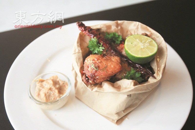 Asian Chicken Wing带有柠檬酸、南乳咸香及鲜嫩多汁的口感，一点不亚于正式餐馆。