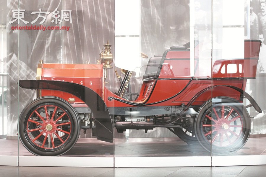 【1903】霍希于1903年发明的第一辆汽车“Horch10-12hp”。这款2.5公升直列2缸引擎的汽车，输出马力仅10至12匹，见证了百年前初萌芽的汽车技术。虽然德国是右边系统，但此款的驾驶座竟然也是在右边，这是因为传统马车伕向来坐在右边，以衡量马车与道路的间距的原因有关。霍希在设计这辆车时也采用同样概念，直到后来才慢慢改变。