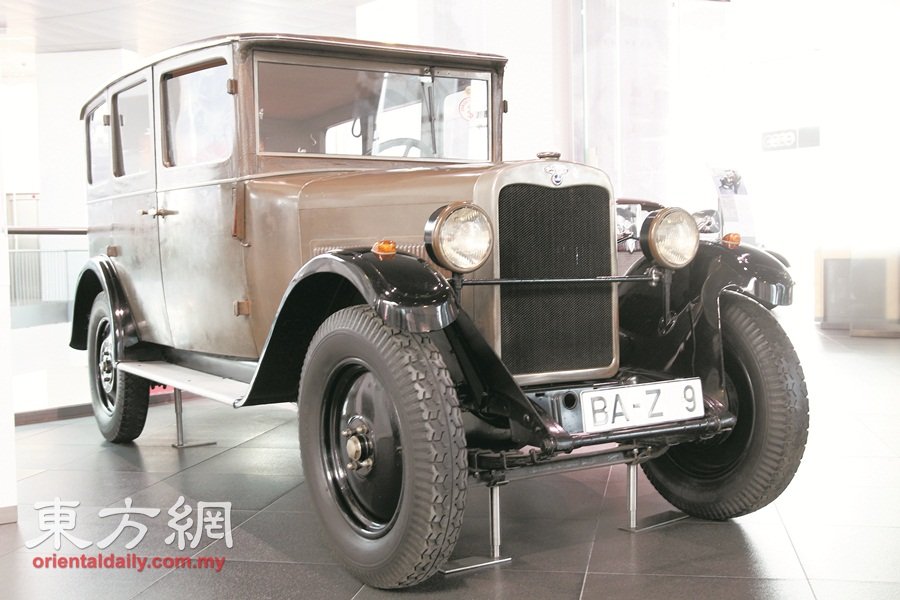 【1927】Wanderer生产的二代“W10/II”，初代W10面世于1925年，是Wanderer第一部左驾的车款，还有变速系统及中置的排挡杆、四轮煞车。这辆40匹马力的二代车于1927年面世，仅存的这辆车这辈子只有一个车主，在1996年送到奥迪总部之前，一直都是一台合法上路车！