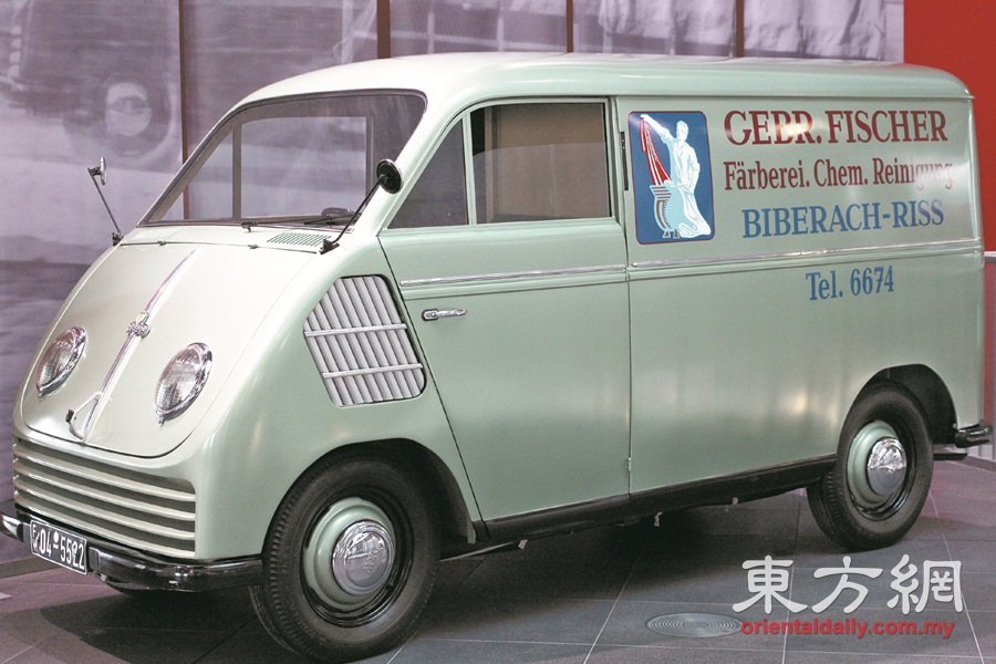 【1949】二战结束不久，福士伟根面包车盛行，AutoUnionDKW也推出过类似的多功能商用车——“F89LSchnelllaster”。这是集团迁至Ingolstadt后生产的首款汽车，务求以最低的缸径达到最佳动力表现。在馆内展示的这辆车，在路上持续服役至1977年，非常耐用。