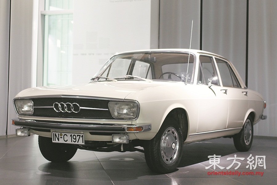 【1965】Auto Union收归福士伟根集团之后，开发策略全权由母公司做主。这辆秘密开发、名为“Audi100”的豪华轿车，深深打动了集团老板的心，认可奥迪的策略，并归还开发主导权交。这辆车是奥迪当年的关键策略，也奠定了品牌未来的汽车开发方向。