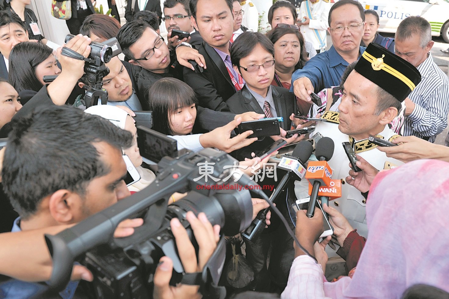 郑雨周（右）认为议长驳回他提呈的动议，是在鸡蛋里挑骨头。（摄影：蔡开国）