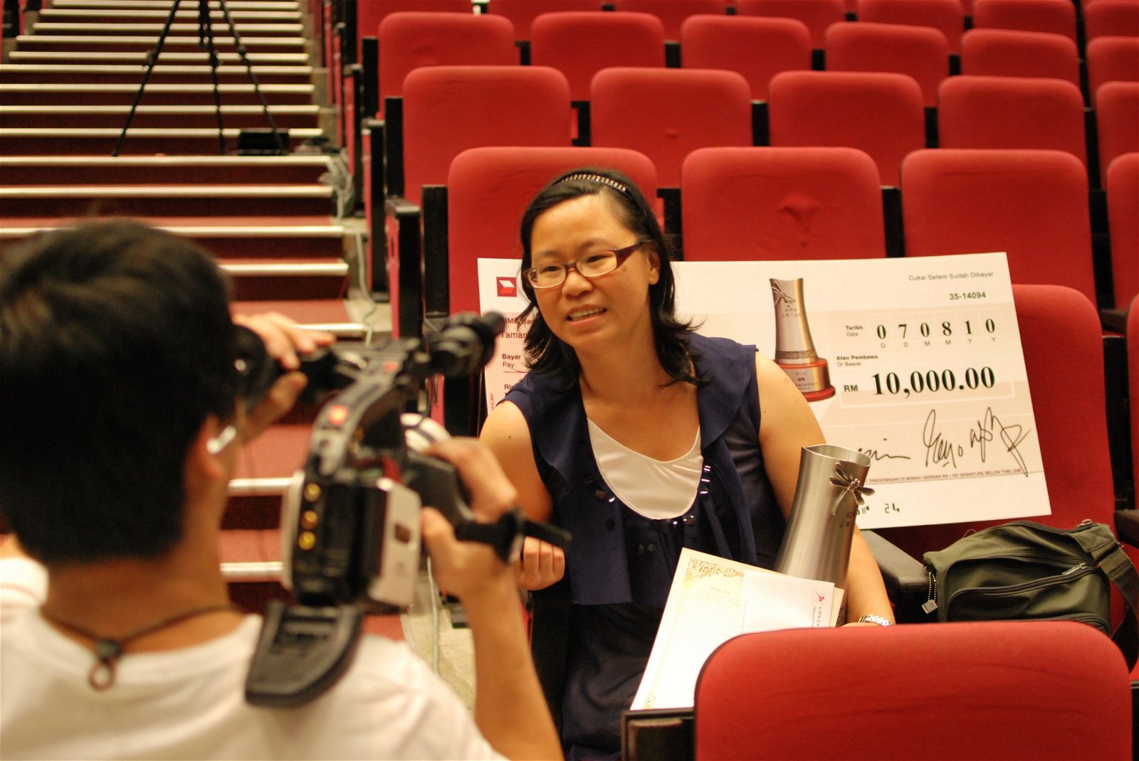2010年，李慧慧以《妈妈满分》长篇小说夺得第一届“红蜻蜓少年小说奖”银奖，由此展开她的创作路。