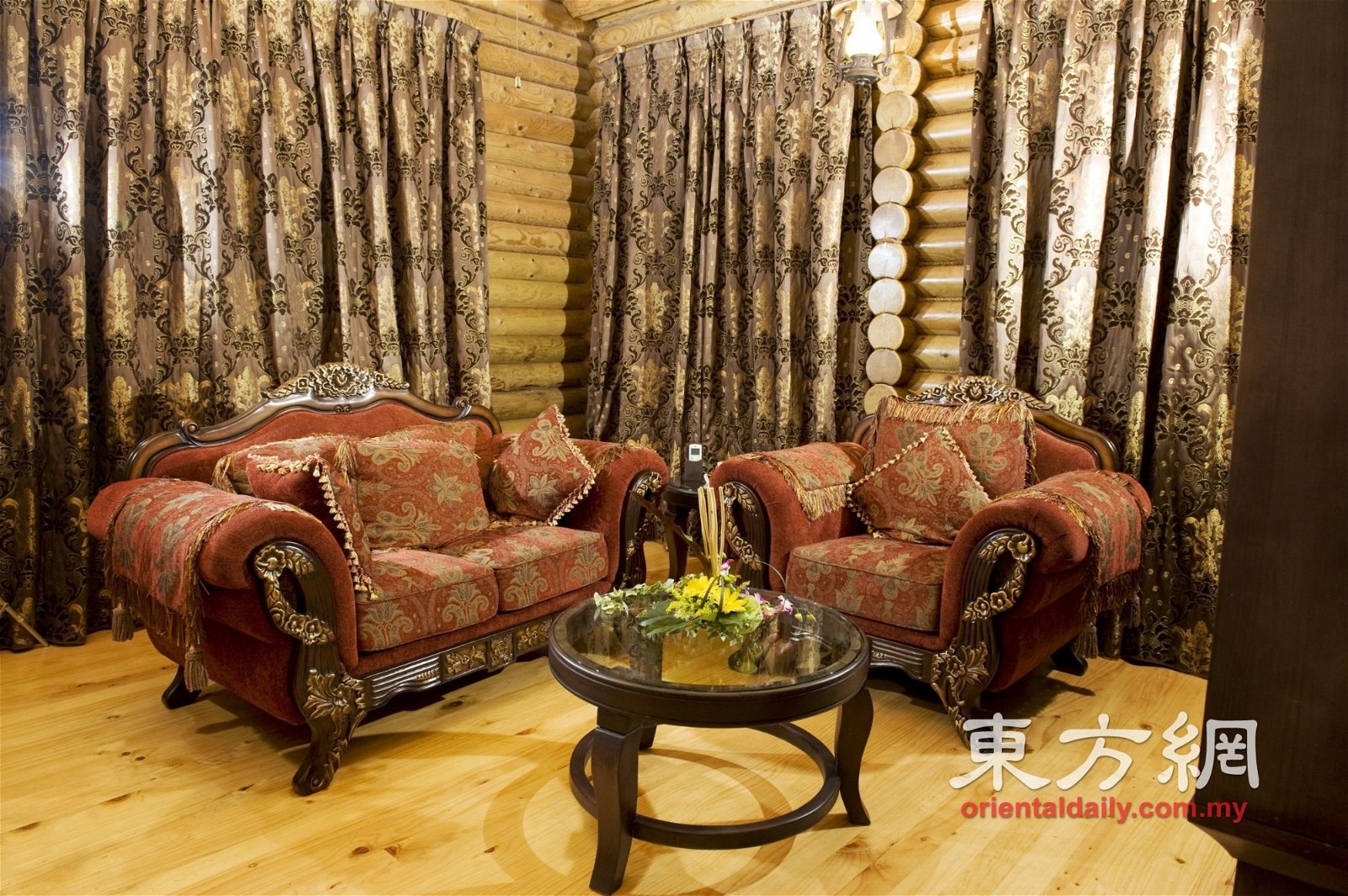 客厅采用欧洲贵族风的家具，加上原木的大自然色彩，让人觉得典雅舒适。