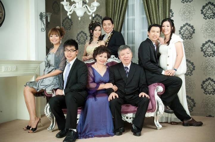 郑心梅育有2子1女，女儿陈奕惠（右一）是马来西亚中医学院副总监，大儿子陈奕夫（中）是本地青少年激励讲师与咨询师，小儿子（左二）则在加拿大开设餐厅，3人皆有高学历，一门皆俊杰。