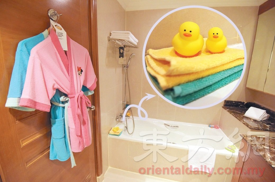 儿童的浴室还有小孩的浴袍，就连黄色水鸭也在此陪伴小孩泡一泡澡。