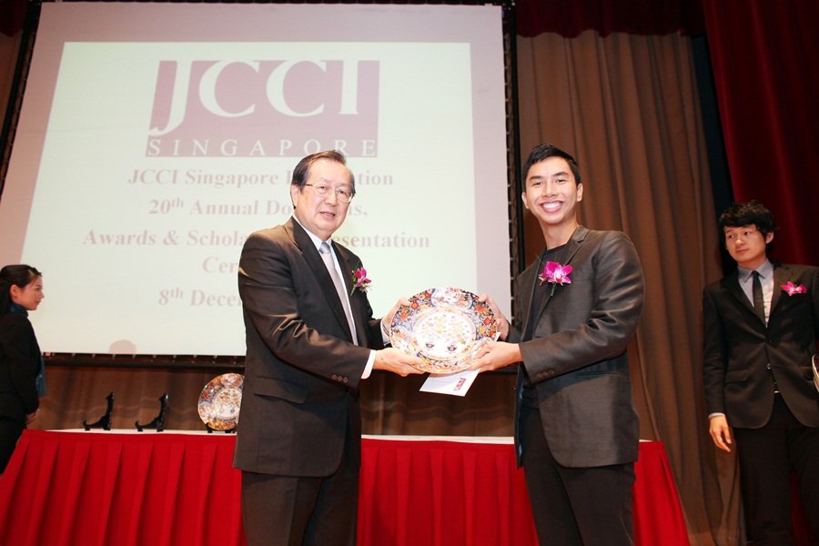 2009 年，黄圣苗荣获新加坡杰出青年奖，同年也获颁JCCI新加坡基金会文化奖。