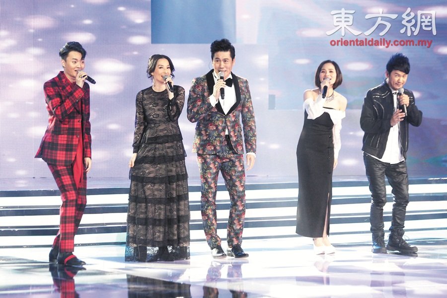许富凯（左起）、小凤凤、罗时丰、陈薇芝和黄一飞都是歌手出身，这晚除了担任评审，还包办比赛的开场表演。