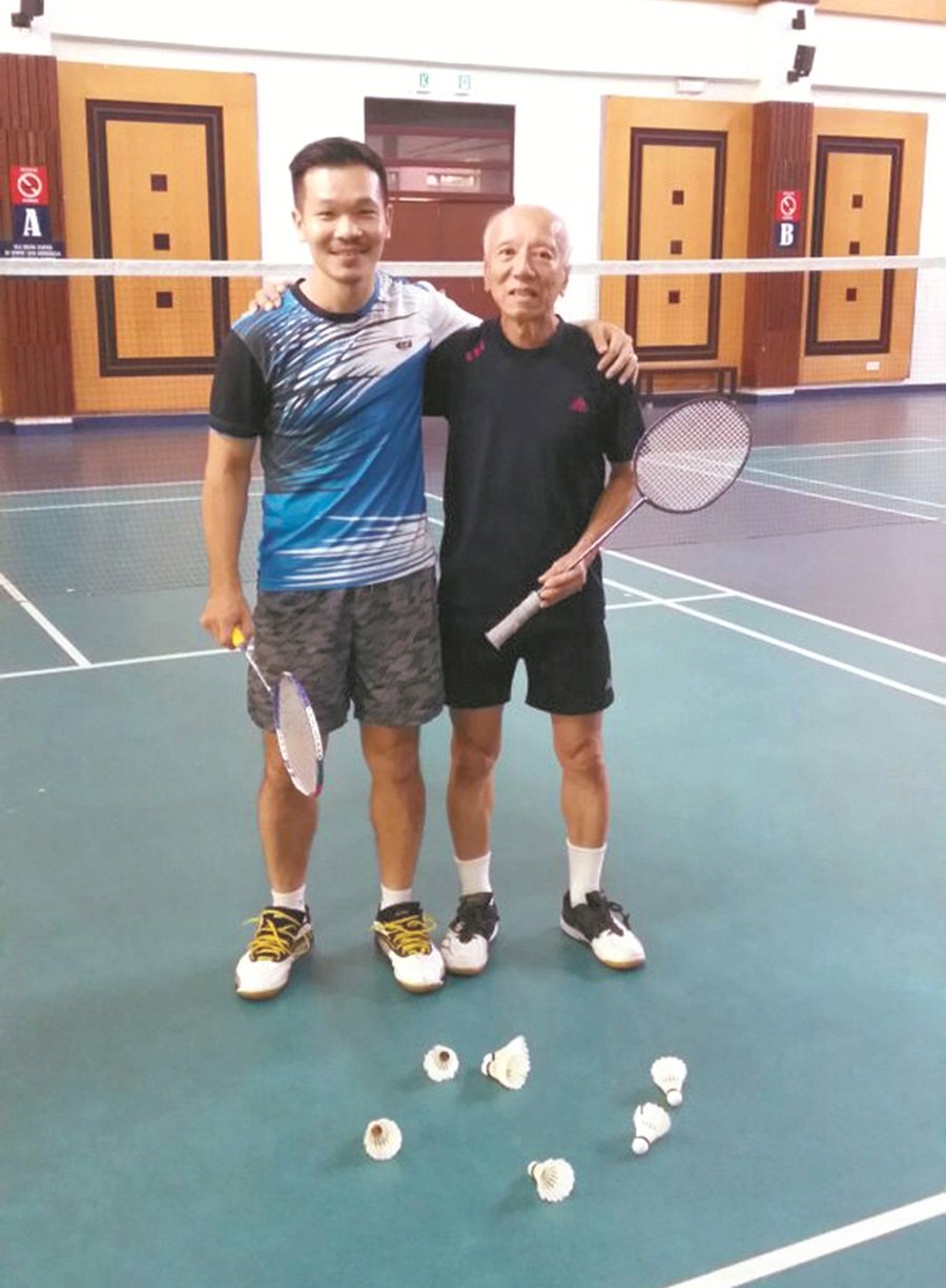 陈福平的其中一名教练杨清合（左）说：“我们认识12年了，一直都敬重对方。陈福平是个谦虚踏实的人，给了我很多协助。”