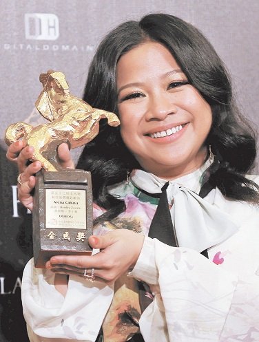 季小薇凭周青元《OlaBola》的主题曲《Arena Cahaya》夺下“最佳电影原创歌曲奖”，成为马来西亚电影首次在《金马奖》获得这项殊荣，而且还是非中文歌曲获奖。
