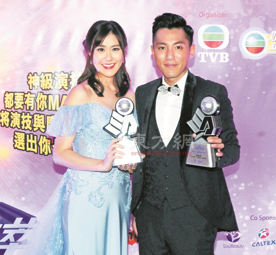 出道16年的张颖康（右）称想与老婆一起吃羊腩煲庆祝，今年拍6部剧而人气急升的刘佩玥称终做出成绩。